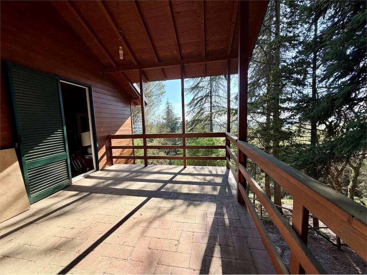 Villetta indipendente in vendita a Monte Tezio (Perugia) con giardino e bosco privato — Villetta in vendita a Perugia zona Colle Umberto I — foto 1 di 37