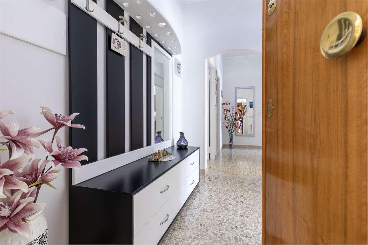Spoleto centro, ampio appartamento con garage. — Appartamento in vendita a Spoleto — foto 1 di 79