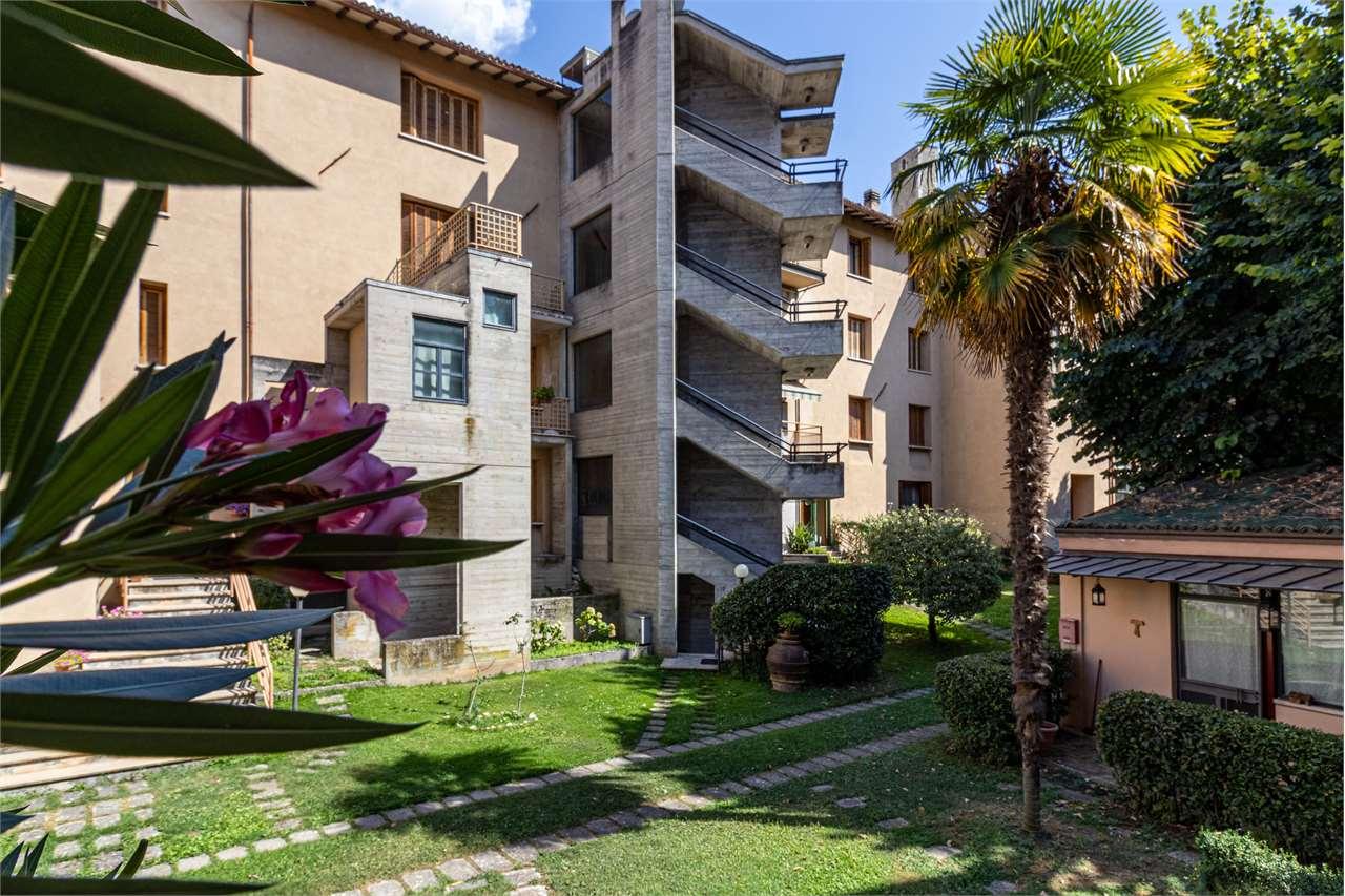SPOLETO | GRANDE APPARTAMENTO IN CENTRO STORICO CON POSTO AUTO E GIARDINO IN COMUNE — Appartamento in vendita a Spoleto — foto 1 di 80